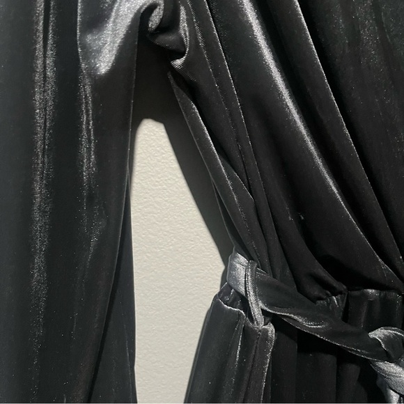 FRAICHE-NWT Gray Velvet Flowy Romper with Belt and Cinched Waist Size L - Picture 5 of 7